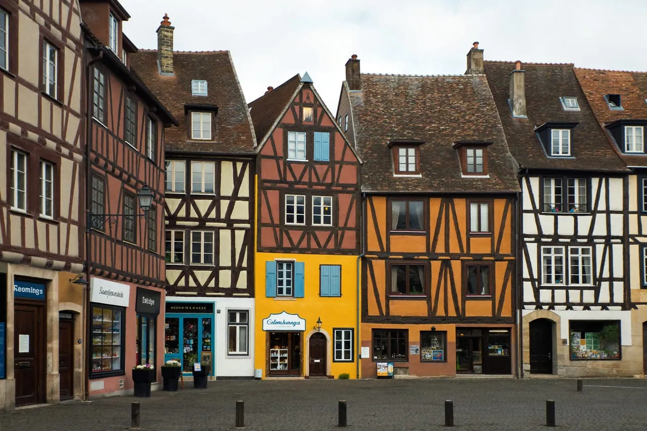 Place bordée de maisons à colombages dans le centre historique de Rennes
